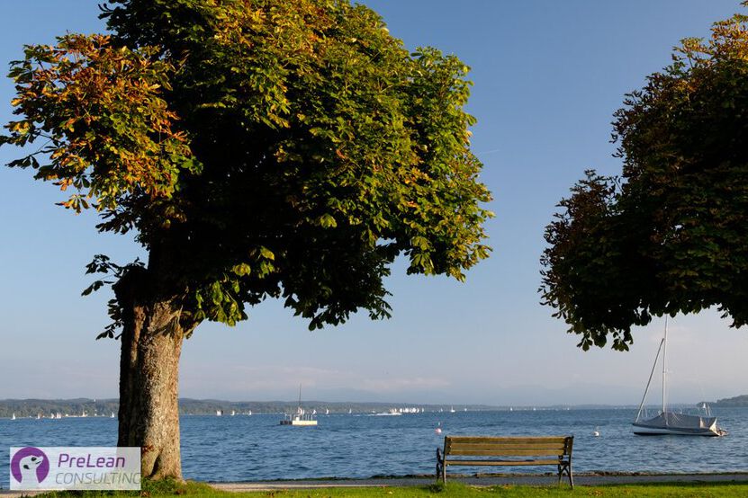 Sitzbank mit Ausblick am Starnberger See in Tutzing