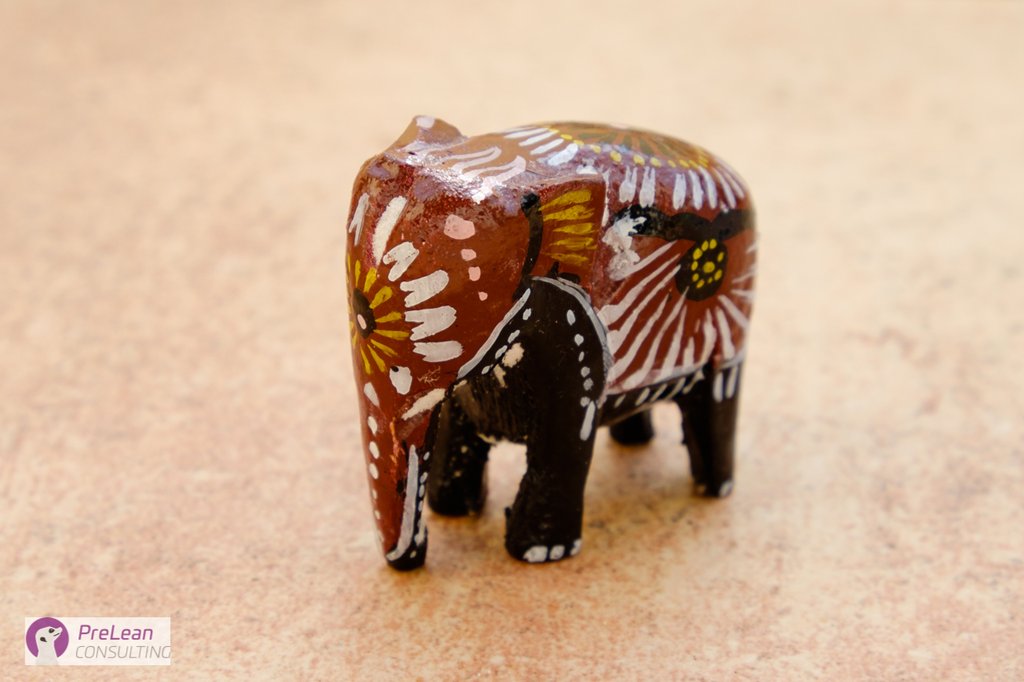 Mini-Elefant aus Holz geschnitzt und handbemalt